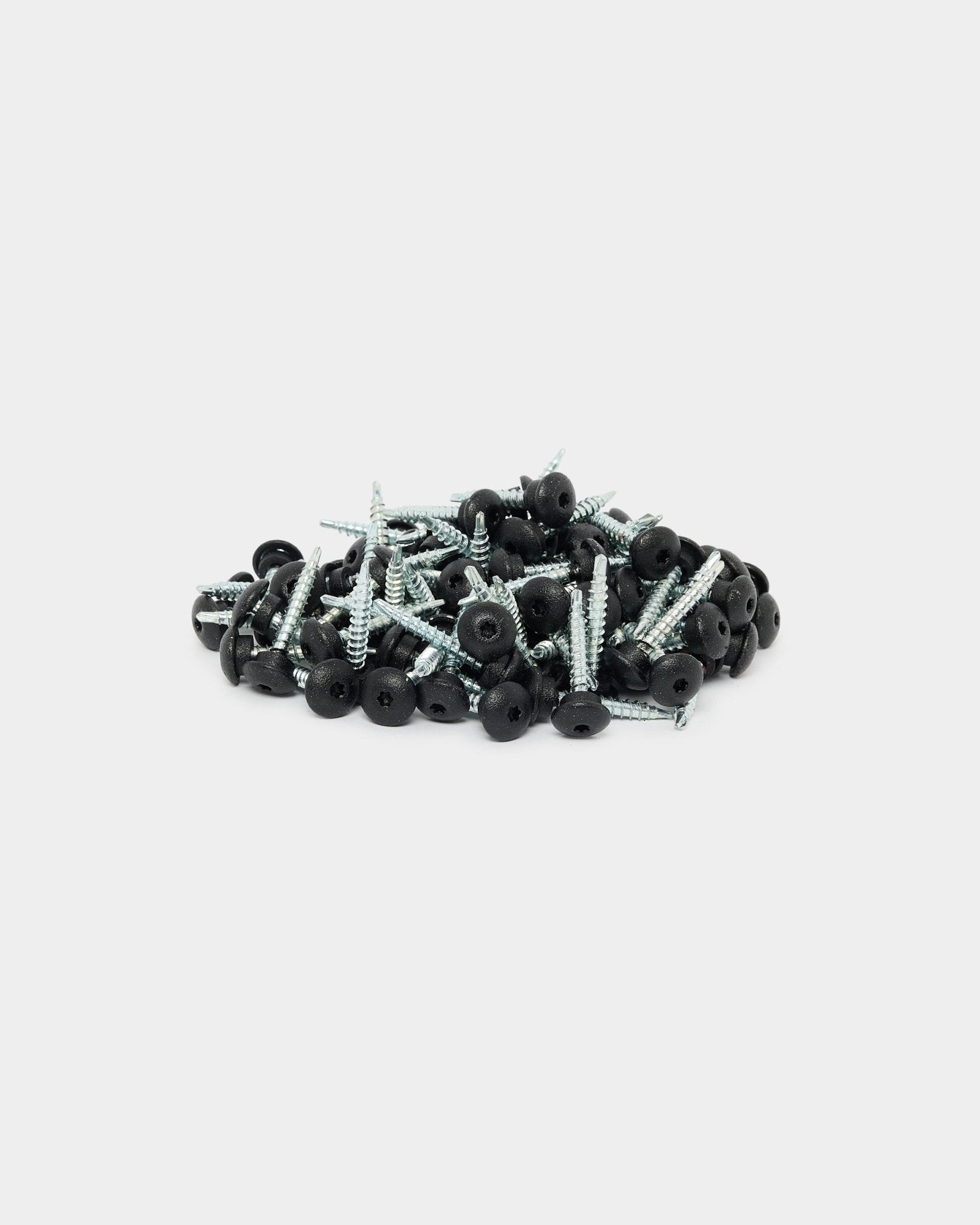 Black tornillos frontales WoodUpp 4.8x35 mm con arandelas de Ø9.5 mm, paquete de 100, diseñados para una instalación segura de los paneles de fachada exterior Aluwood.