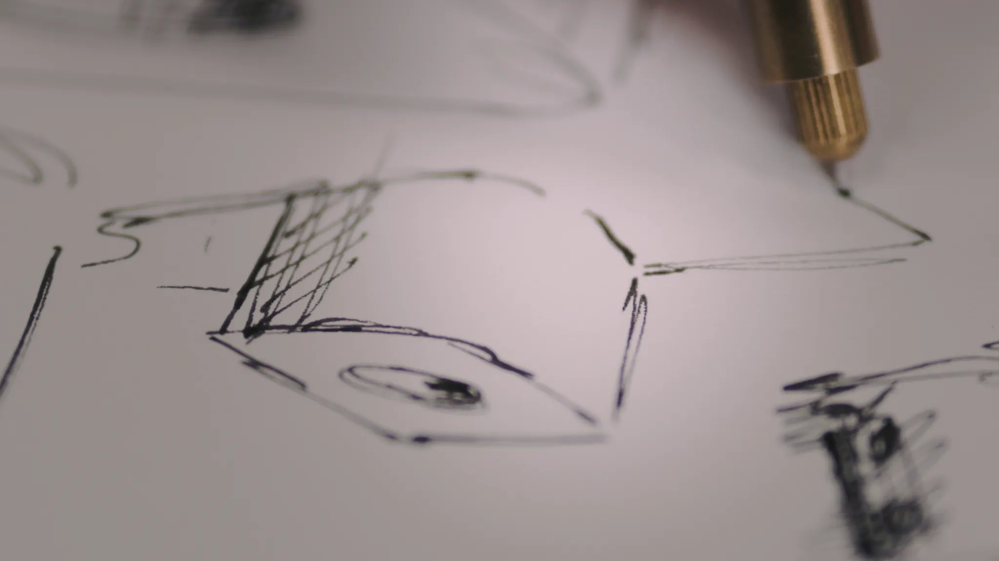 Líneas geométricas de tinta negra forman patrones abstractos sobre papel blanco, evocando el diseño limpio y minimalista de los paneles de madera acústica nórdica Akupanel.