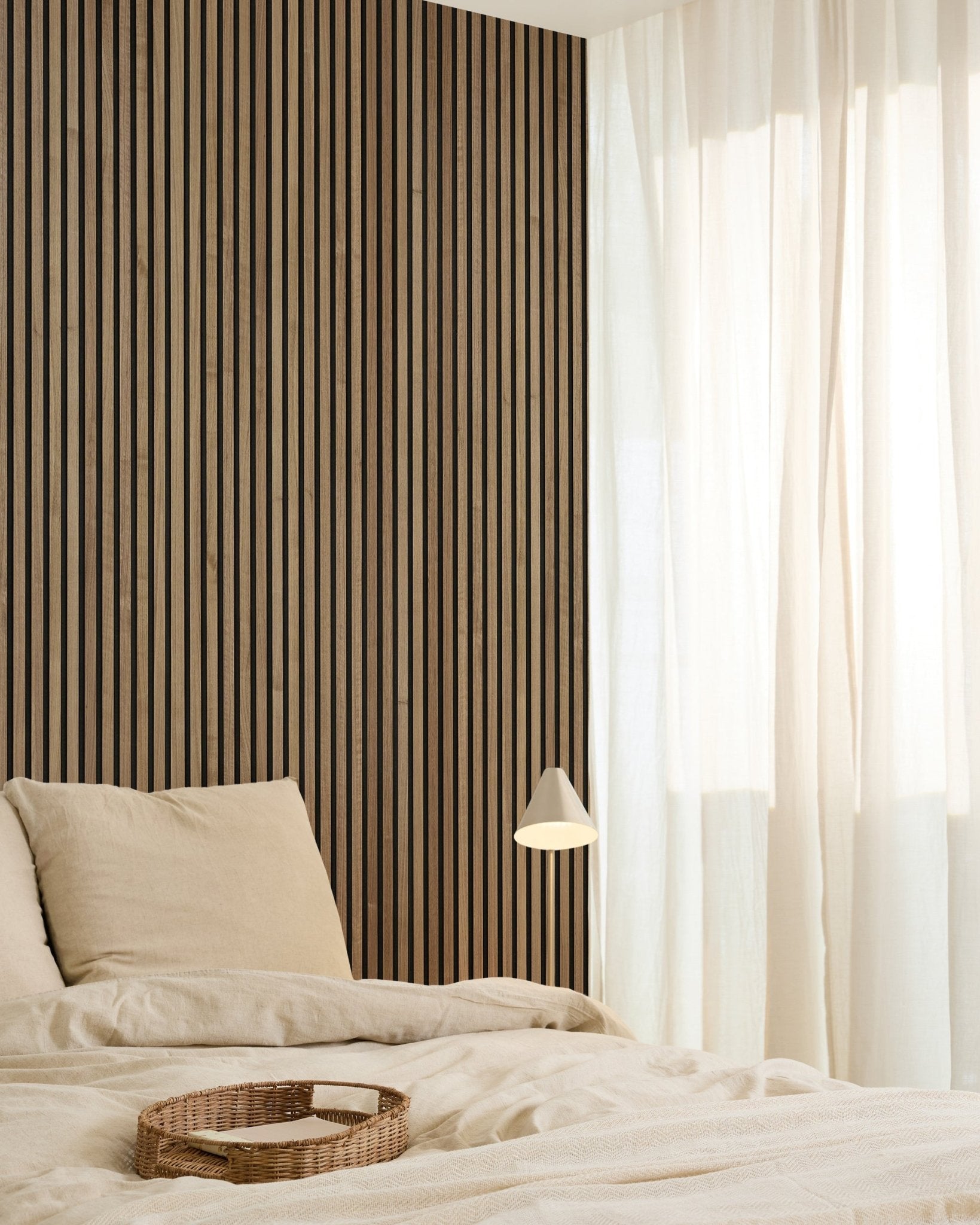 Dormitorio minimalista con un WoodUpp Original Akupanel Walnut Panel acústico (240x60cm) en la pared, ropa de cama beige, cortinas translúcidas, bandeja tejida y aplique de pared small.