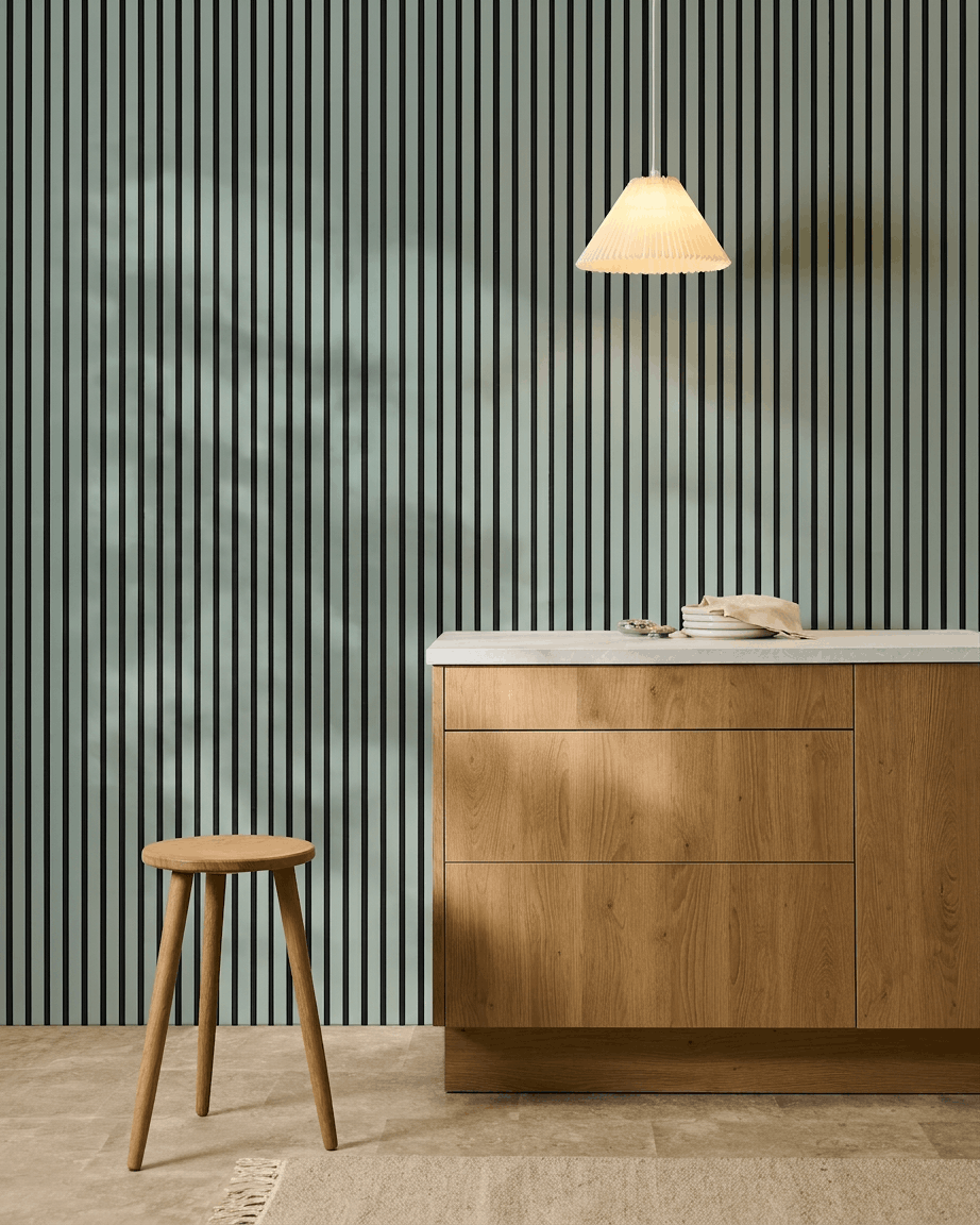 Cocina nórdica minimalista con un taburete de madera, un armario y WoodUpp Akupanel Panel acústico en color Cloud con fieltro black (240x60cm) para mayor confort acústico.