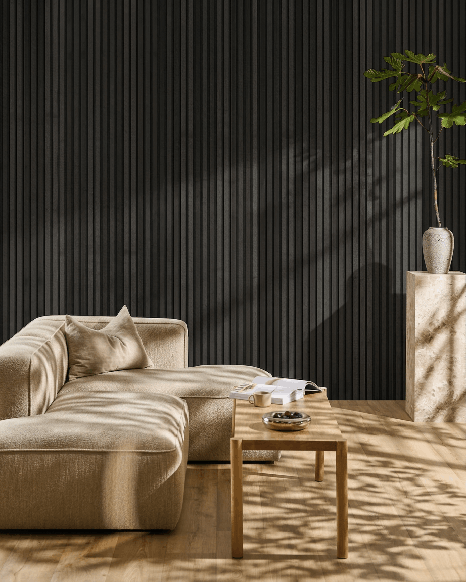 Salón minimalista con un sofá beige, mesa de centro de madera y WoodUpp Akupanel Panel acústico en Ash Black como pared de acento de inspiración escandinava.