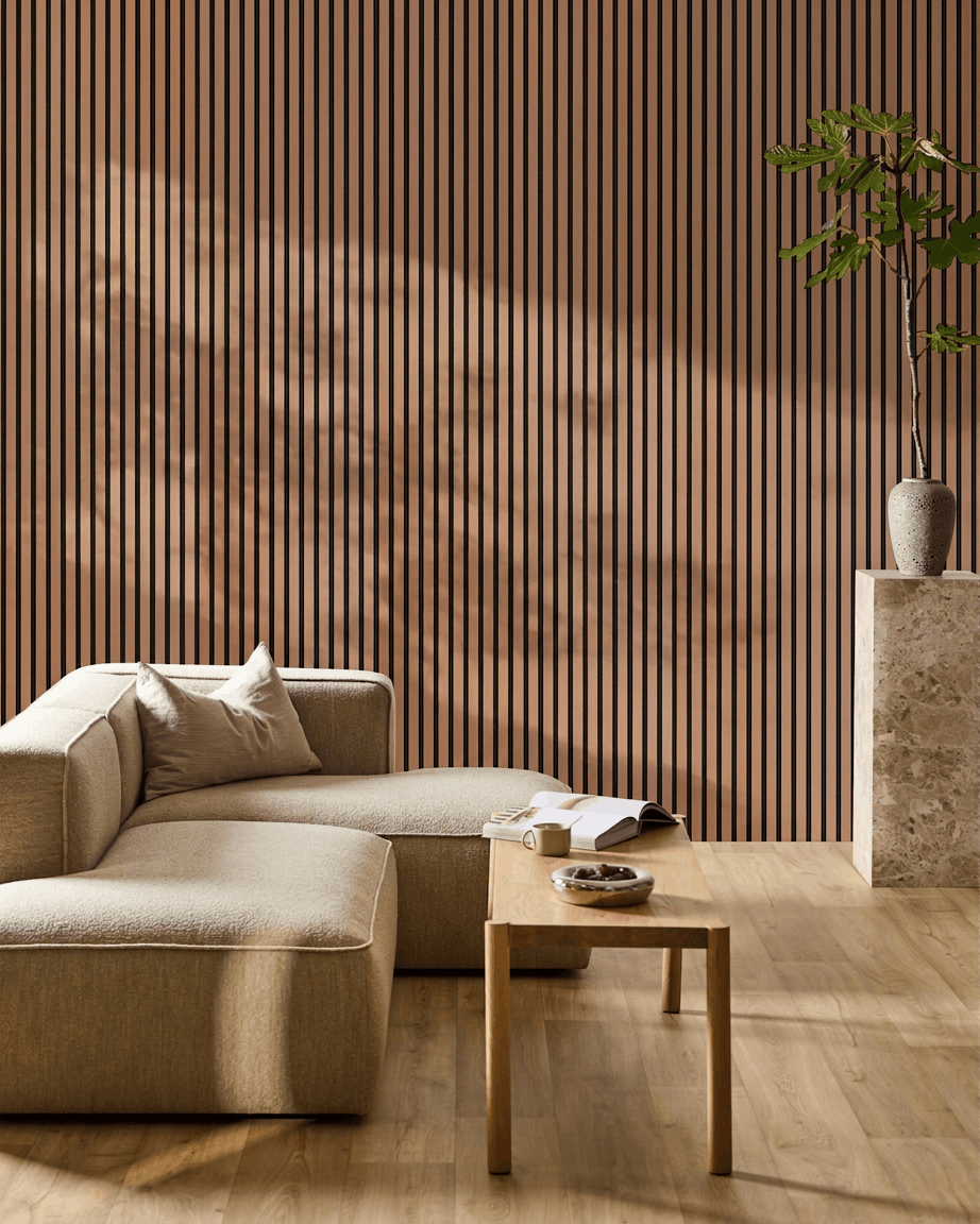 Salón minimalista con sofá beige, mesa de centro de madera, planta sobre pedestal de piedra y WoodUpp Akupanel Panel acústico en acabado Clay en la pared.