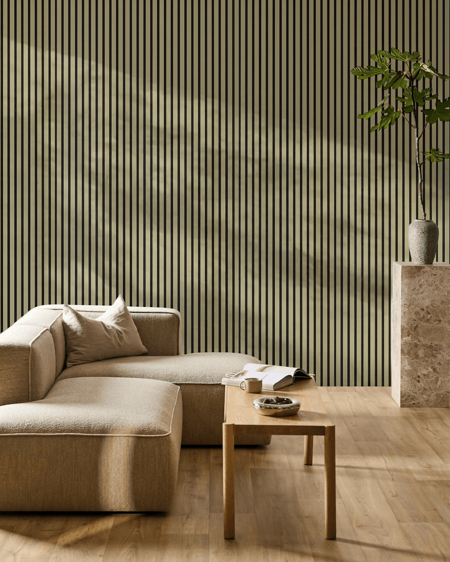 Salón minimalista con un sofá seccional beige, mesa de centro de madera, planta en maceta sobre pedestal de piedra y una pared con panel acústico de madera WoodUpp Akupanel moss.