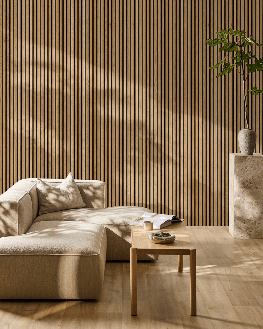 Salón de estilo escandinavo con un sofá seccional beige, WoodUpp Akupanel Panel acústico en roble Rustic Brown en la pared, mesa de madera small y una planta alta.
