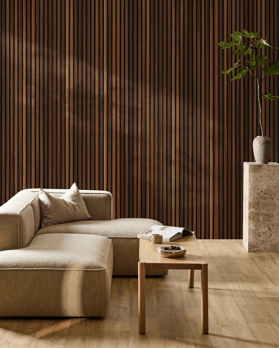 Salón minimalista con un sofá beige, una mesa de centro con un libro abierto, una planta alta y un panel acústico de madera WoodUpp Akupanel en smoked larch en la pared.
