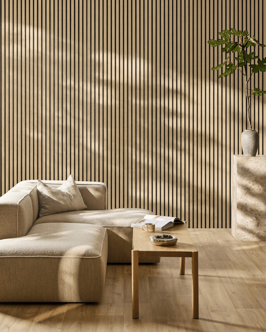Sala de estar minimalista con sofá beige, mesa de centro y planta colocados frente a un panel de pared acústico WoodUpp Akupanel en Southern Oak Black Felt.