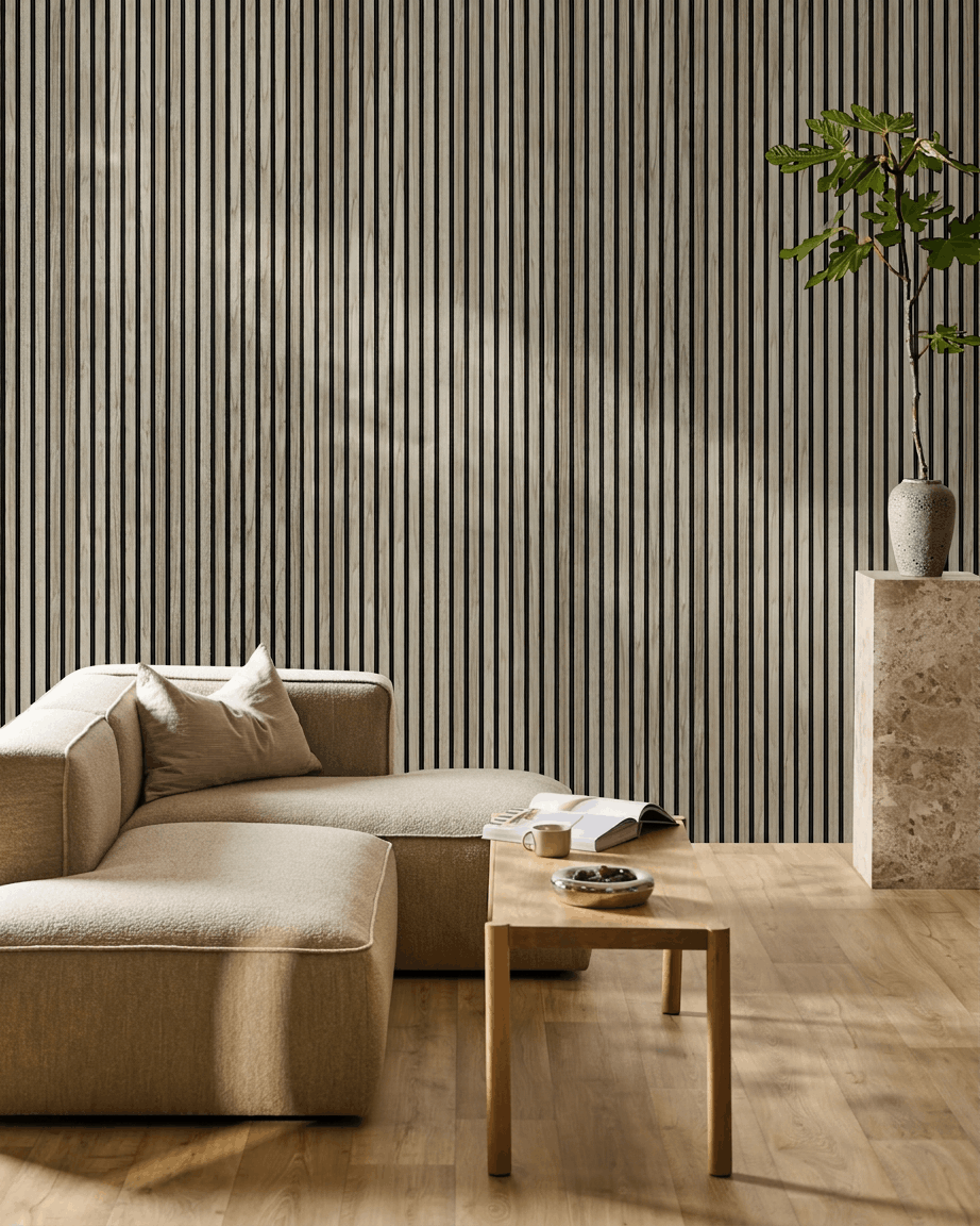 Sala de estar minimalista con un sofá seccional beige, mesa de centro de madera, pedestal de mármol con planta y WoodUpp Akupanel Panel acústico en roble envejecido en la pared de acento.