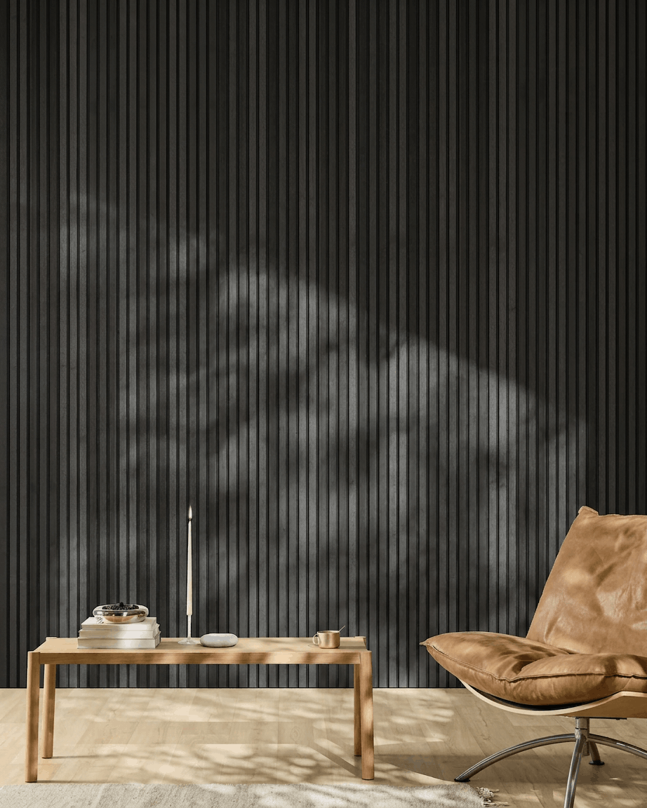 Interior minimalista con una silla de cuero brown, mesa de centro y un WoodUpp Akupanel Panel acústico en Natural Wood/Black Ash, 300x60 cm.