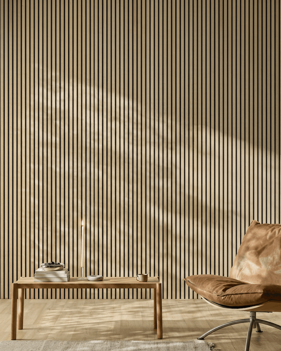 Espacio minimalista con un panel acústico de madera WoodUpp Akupanel en roble clásico, sillón de cuero, mesa de madera, vela y luz del sol proyectando sombras.