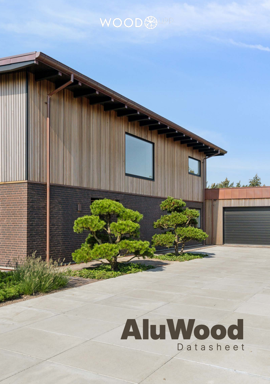 Casa contemporánea con paneles de fachada AluWood y exterior de ladrillo, con grandes ventanales, garaje y cuidados jardines. El texto dice AluWood Datasheet.
