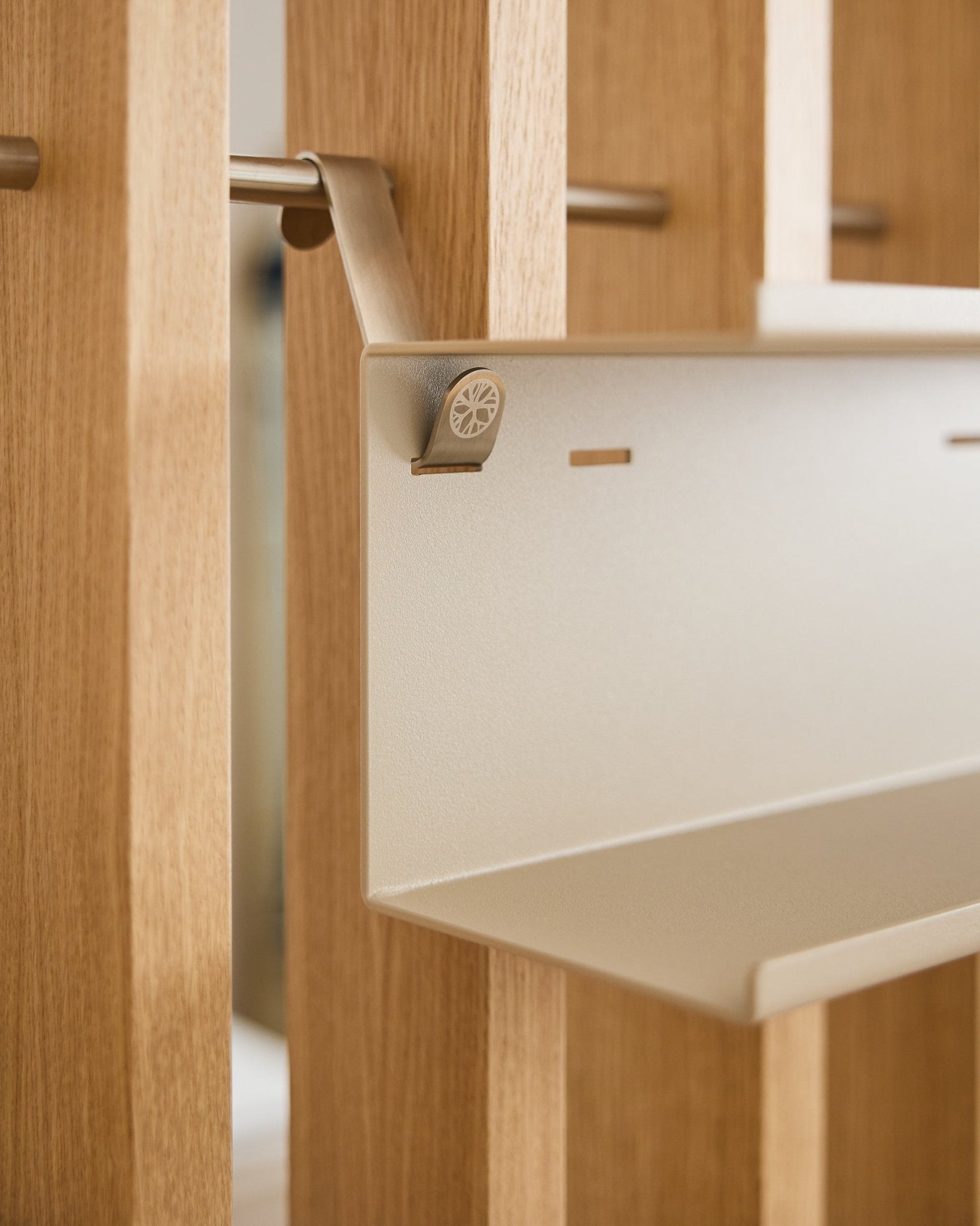 Primer plano del Nell | Double Metal Shelf / BM1 de WoodUpp, una estantería beige steel de 31.7 cm con diseño minimalista, montada sobre un panel acústico nórdico de lamas de madera.