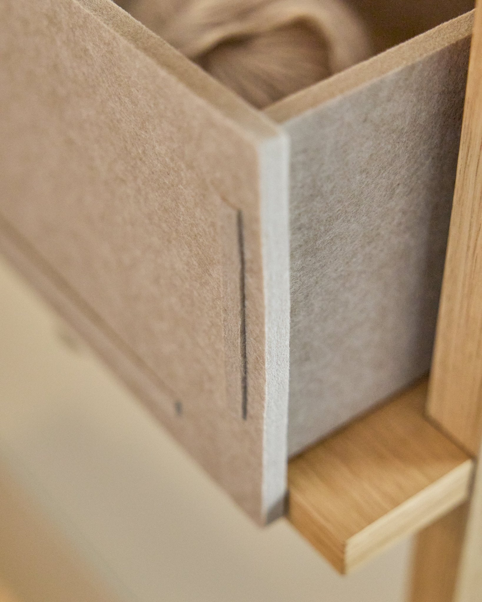 La Vigg Felt Box / BM2 en Beige de WoodUpp, un cajón de fieltro PET con marco de madera, está diseñada para un almacenaje en tonos neutros y es compatible con los sistemas Akupanel.
