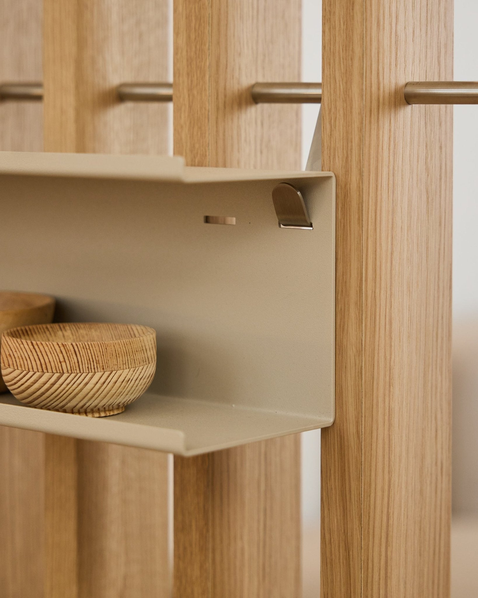 Primer plano de WoodUpp Nell Double Metal Estantería/ BM1 en beige, 63,5 cm, con cuencos tejidos y vertical listones acústicos nórdicos de madera montados sobre varillas steel.