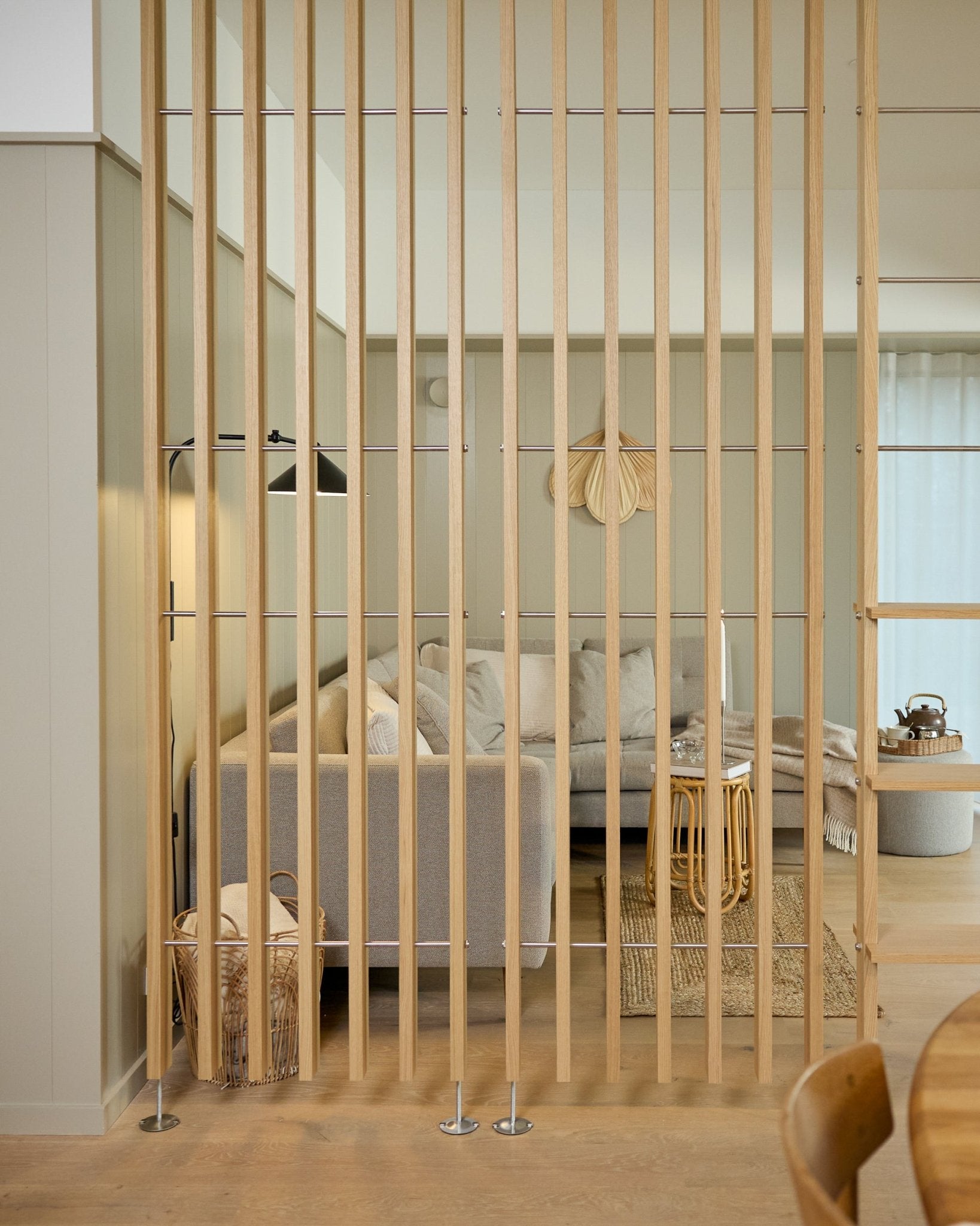 Separador de ambientes EMBRACE BM1 (286-302 cm) de WoodUpp, fabricado con lamas en chapa de natural oak, divisor exento del suelo al techo que no requiere taladros.
