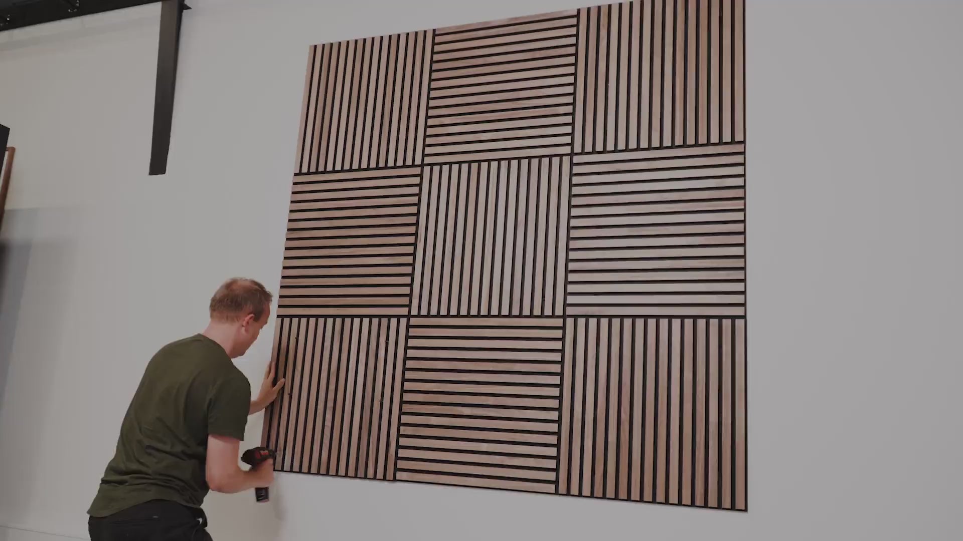 Akupixel | Instalación en pared con tornillos