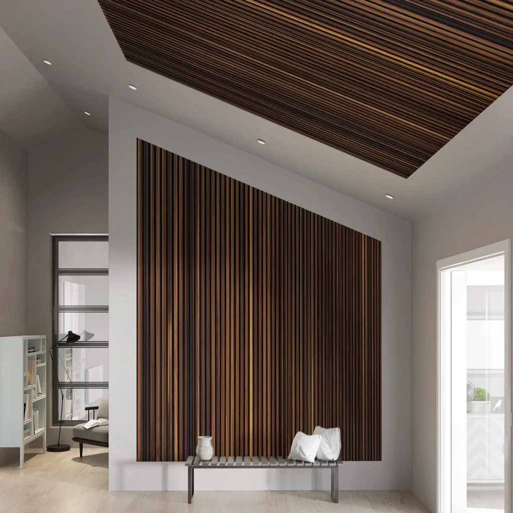 Interior minimalista con paneles WoodUpp: revestimiento mural y plafón formados por lamas verticales de madera oscura con separaciones negras, banco metálico bajo con cojín y jarrón, iluminación empotrada y suelo claro. Los paneles WoodUpp aportan textura y calidez acústica al espacio.