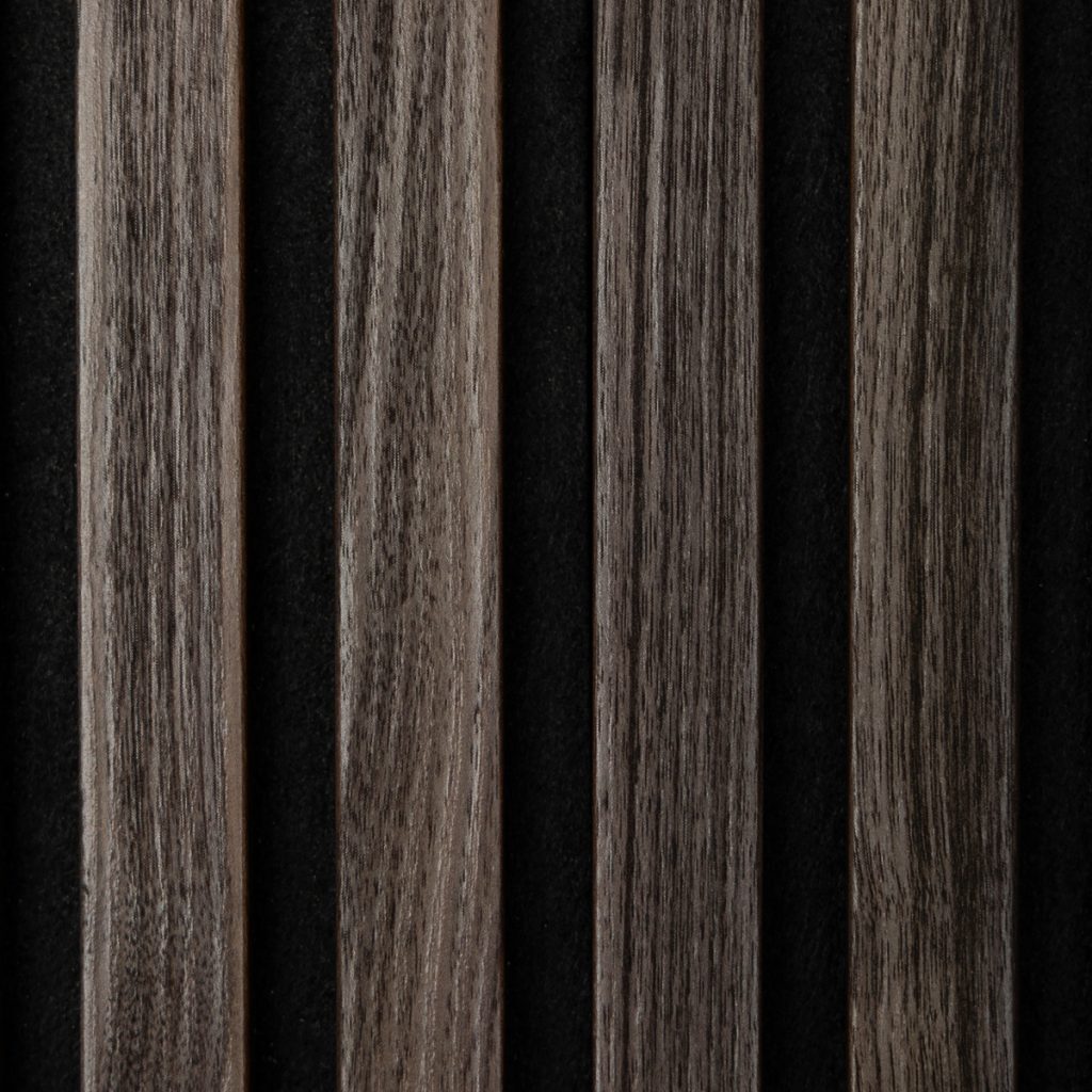 Imagen de WoodUpp que muestra listones acústicos de madera oscura colocados en paralelo sobre fondo negro. Cuatro lamas estrechas con vetas verticales grisáceas y acabado mate, texturas finas y tonos marrón grisáceo uniformes, ideales para revestimiento decorativo o paneles acústicos.