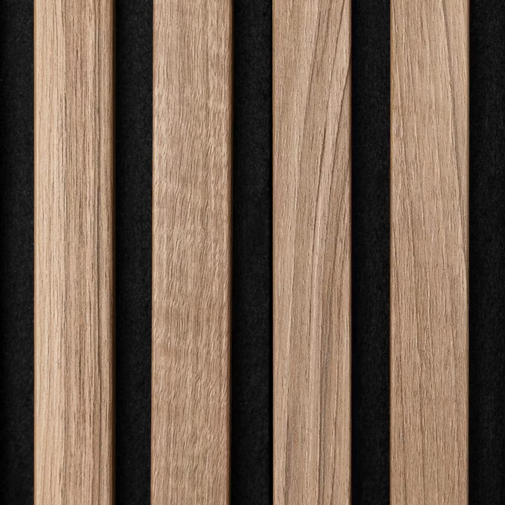 Panel de lamas verticales WoodUpp: cinco listones de madera clara con veta natural y acabado mate colocados sobre fondo negro. La imagen muestra paneles decorativos acústicos WoodUpp tipo listón, con textura uniforme y tonos beige, resaltando el contraste entre la madera y el fondo oscuro.