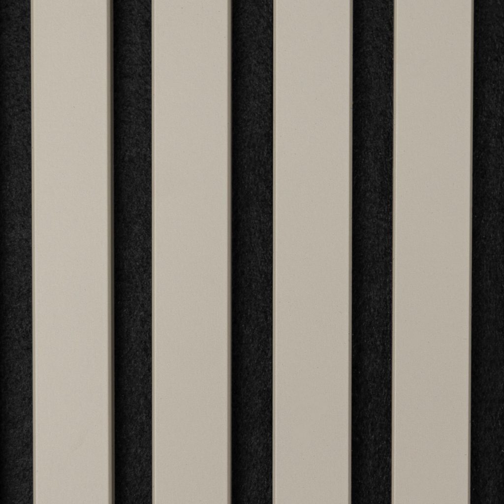 Imagen de WoodUpp que muestra cuatro listones verticales de madera pintada en beige claro, colocados sobre un fondo de fieltro acústico negro; los listones son lisos, rectangulares y uniformemente espaciados, formando un panel decorativo y absorbente típico de los productos acústicos WoodUpp.