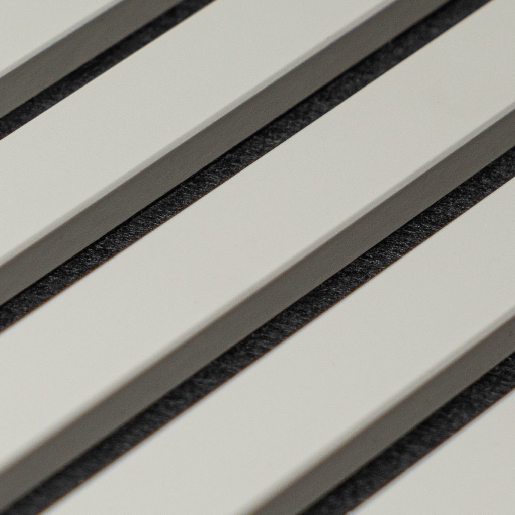 Detalle de panel acústico WoodUpp: listones horizontales blancos con cantos rectos y ranuras intermedias rellenas de fieltro negro. Textura lisa de la madera lacada y contraste visual entre el blanco mate de los listones y el fieltro gris oscuro elegante.