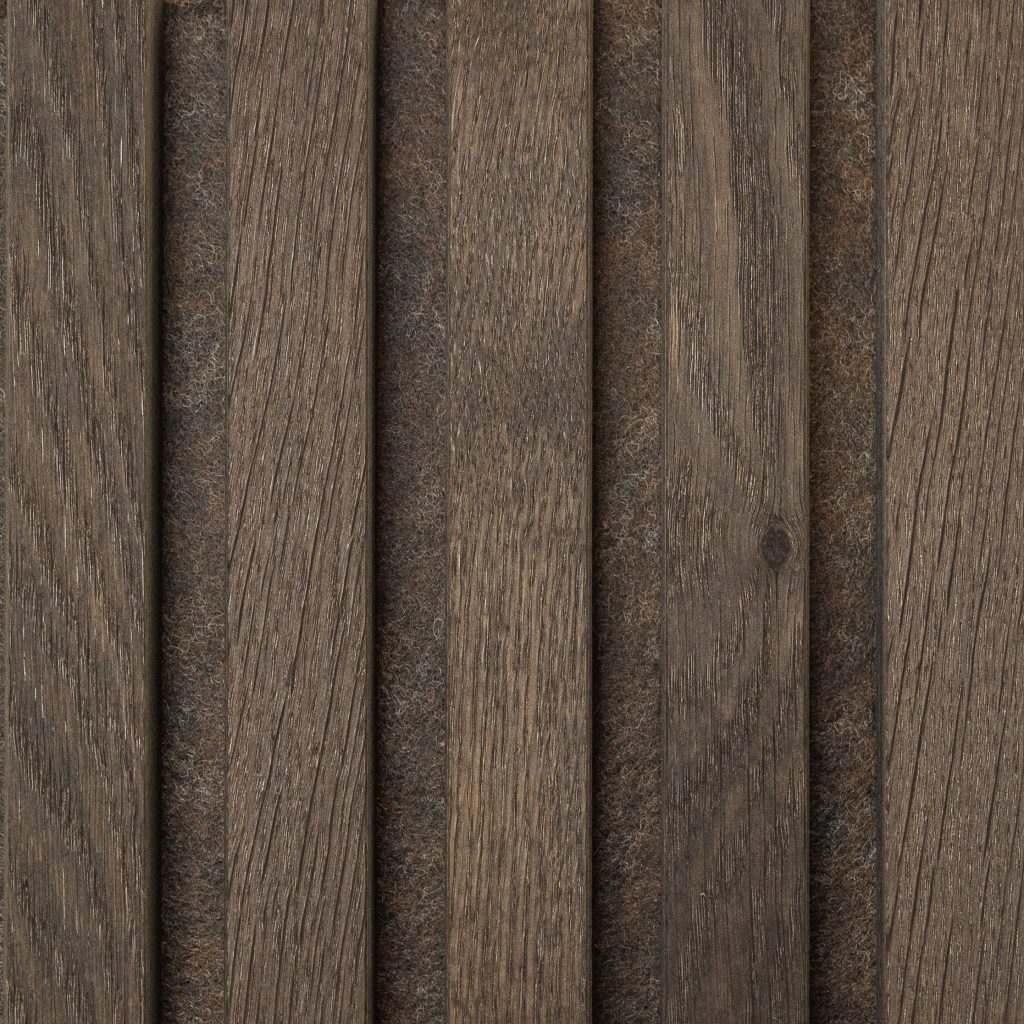 Panel acústico WoodUpp con listones verticales de madera teñida marrón, textura de veta de roble envejecido y espaciado regular. Entre los listones se aprecia un respaldo de fieltro acústico marrón oscuro, grueso y fibroso. Diseño modular y elegante típico de productos WoodUpp.