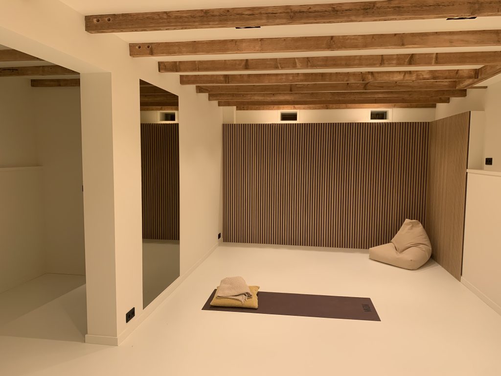 Featured image for the post: Cómo Instalar Paneles Acústicos en Proyectos Residenciales de Alta Gama