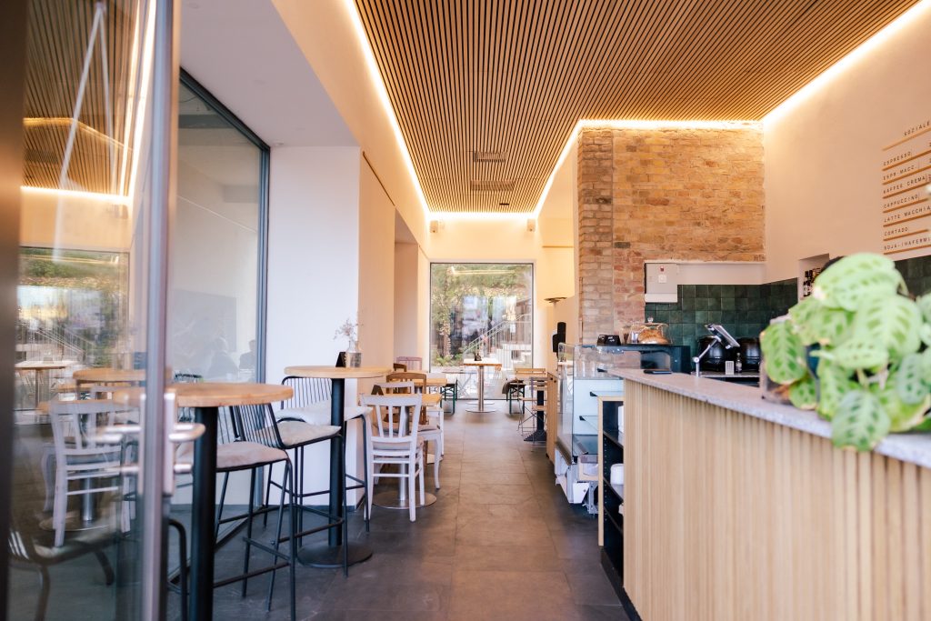 Featured image for the post: Decoración de Paredes con Paneles Acústicos de Madera: Más Allá de la Funcionalidad