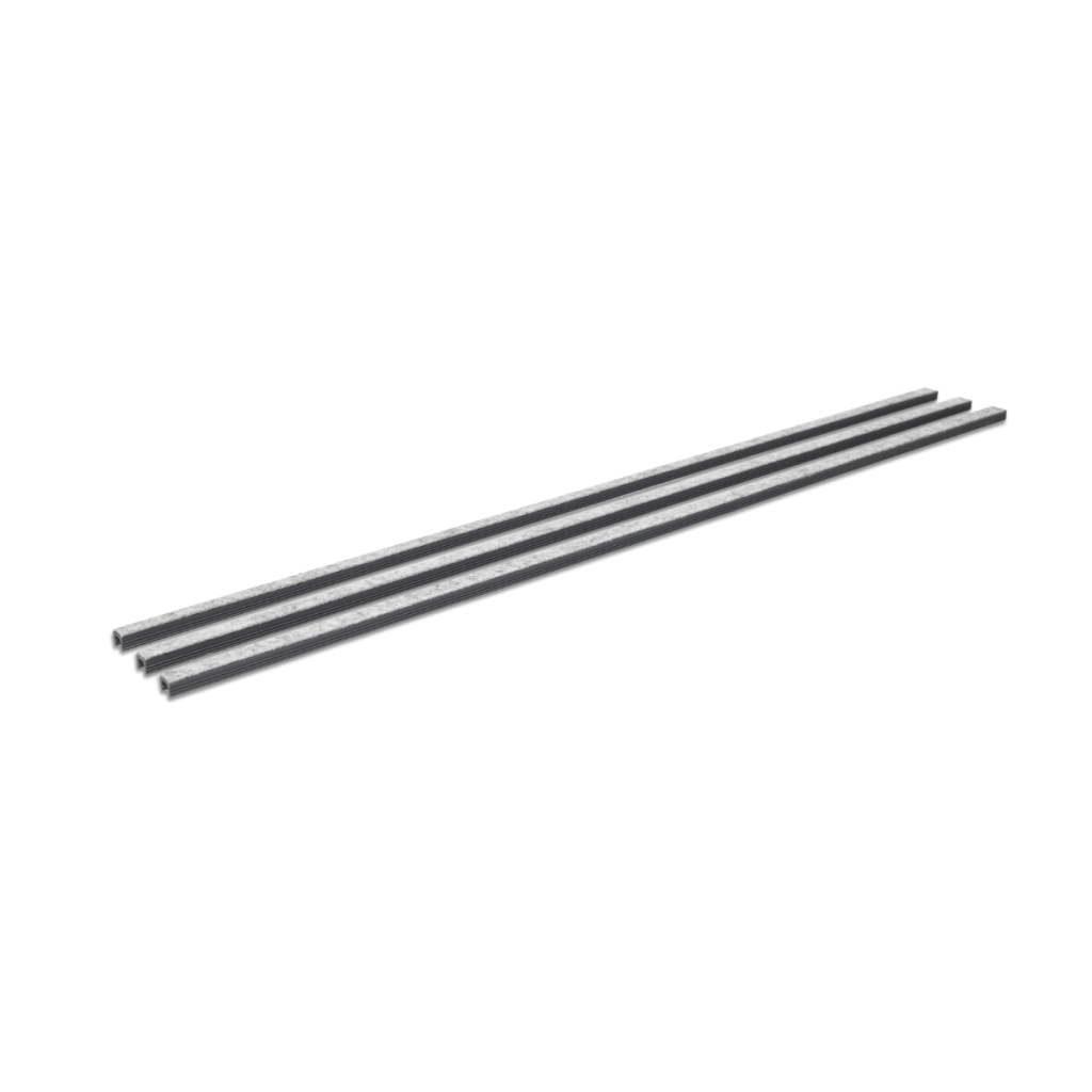 Esta imagen muestra tres largos perfiles de terminación de color gris fabricados por WoodUpp. Estos listones delgados están diseñados para proporcionar un borde limpio y acabado a los paneles acústicos de la marca. Se presentan dispuestos diagonalmente sobre un fondo blanco liso.