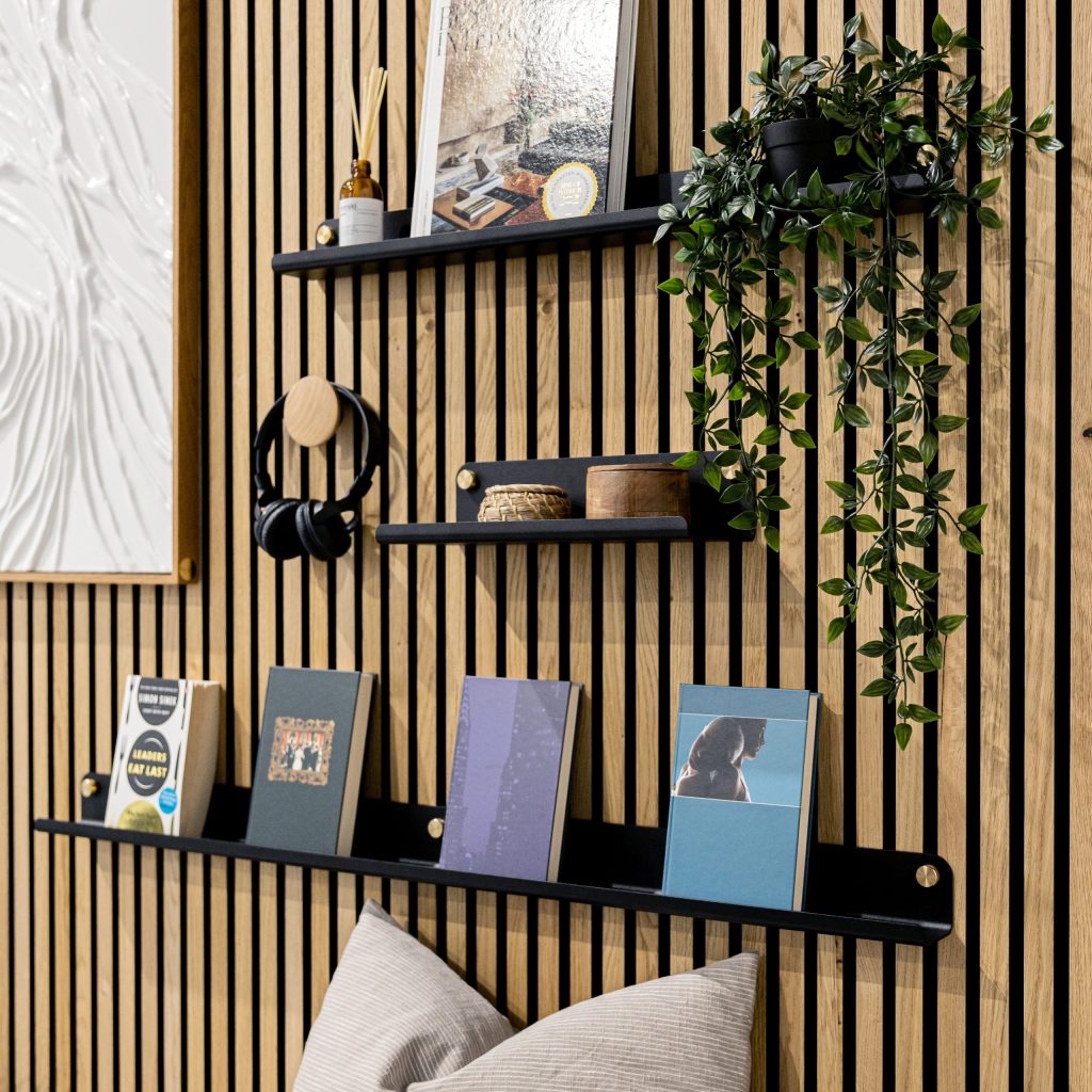 CREATE | Estantería estrecha para nuestra pared de listones de madera
